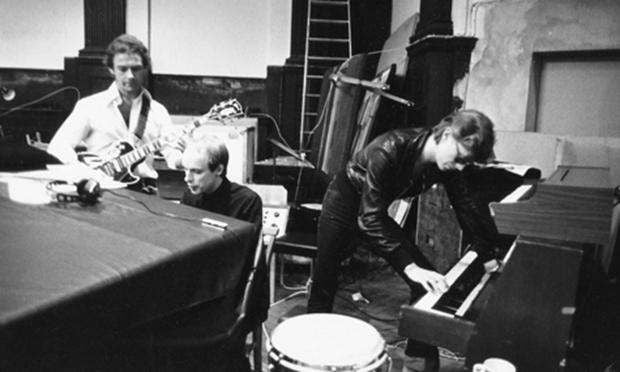 Featured photo for How Robert Fripp Recorded the Guitar Line on David Bowie's "Heroes"