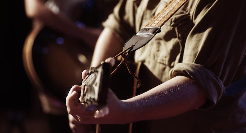 Fingerpicking a Gibson J45 with a Peruvian guitar strap