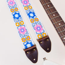 Detail photo of the vintage guitar strap in Fryemont Street