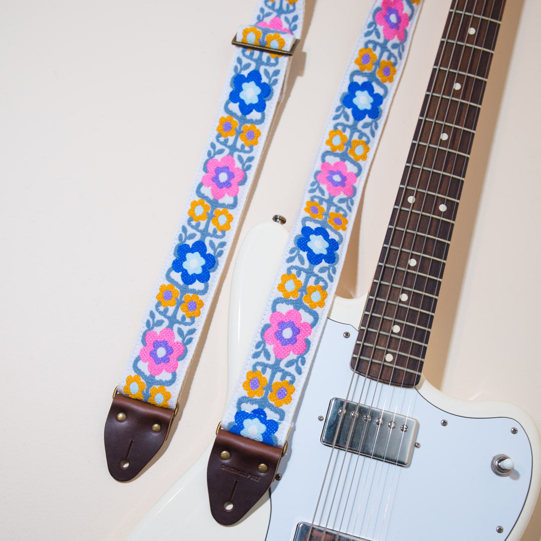 The vintage guitar strap in Fryemont street with a Fender Jaguar